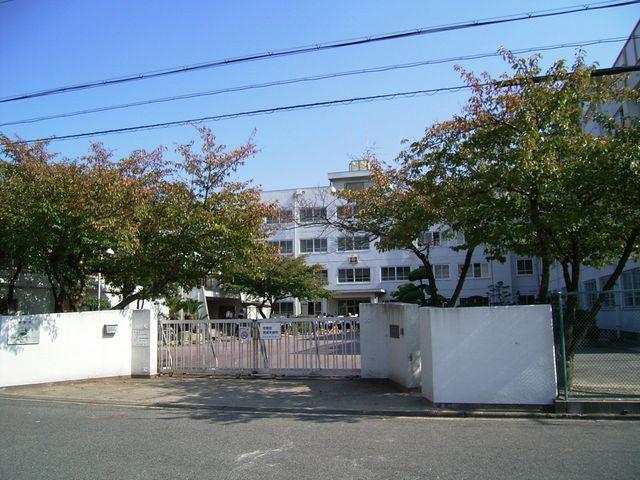 Junior high school. 686m to Takatsuki Municipal Yanagawa junior high school