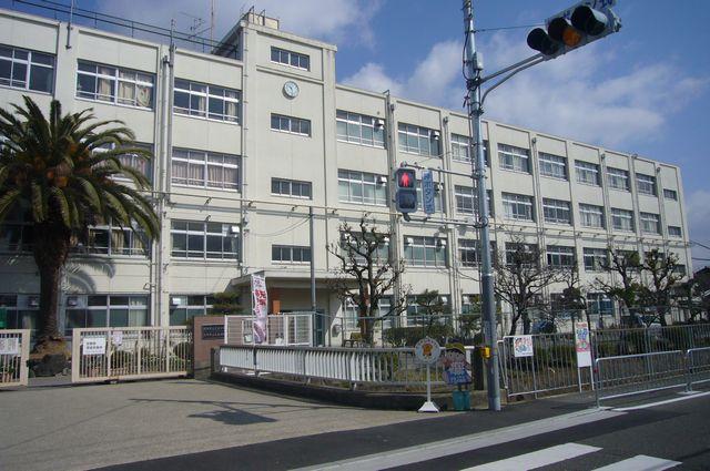 Primary school. 639m to Takatsuki Municipal lawn Elementary School