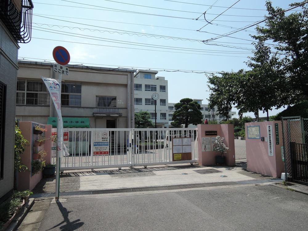 Primary school. 1415m to Takatsuki Municipal Akaoji Elementary School