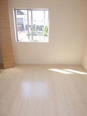 Non-living room. About 5.4 Pledge Western-style (north side): we are facing in the direction of general gymnasium.