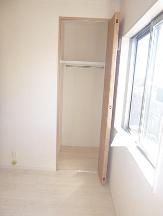 Non-living room. About 5.4 Pledge Western-style (north): Although a small closet, So we know the top is also useful for storage of small items ◎