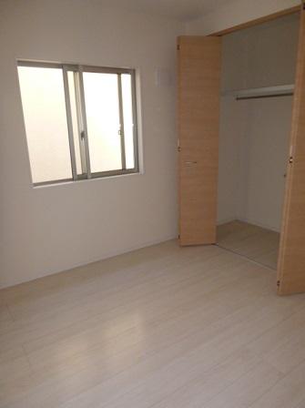 Non-living room. About 5.4 Pledge Western-style (south): There is a window on the south-facing, Also can you be out to veranda