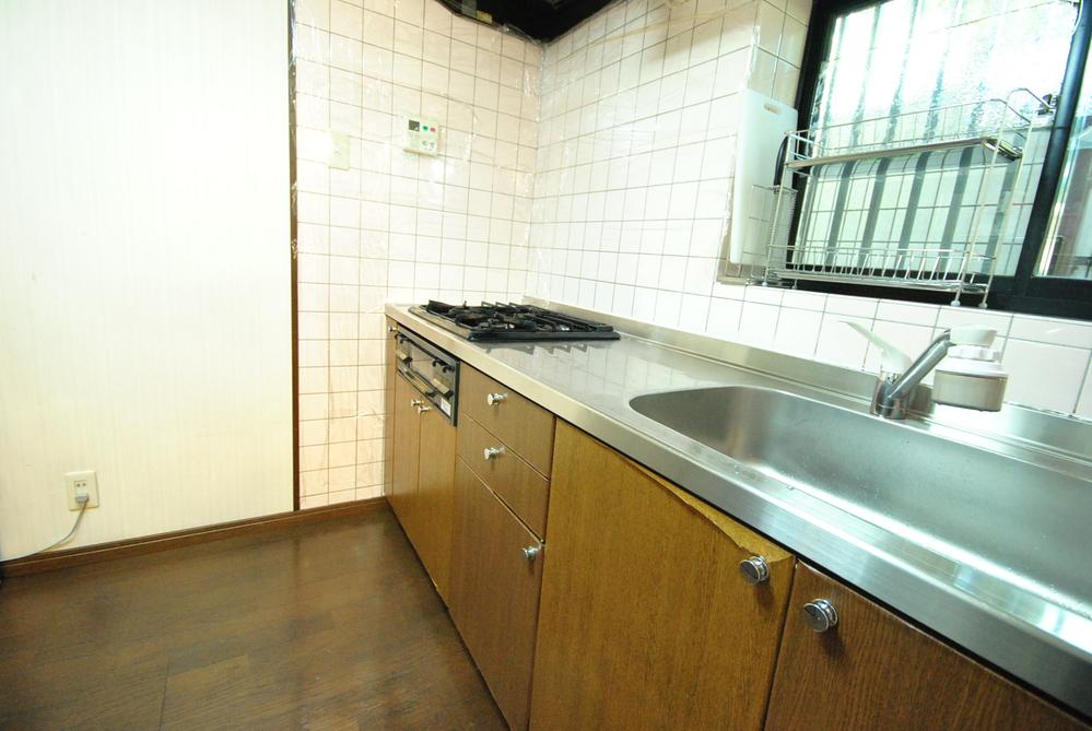 Kitchen. Indoor (11 May 2013) Shooting