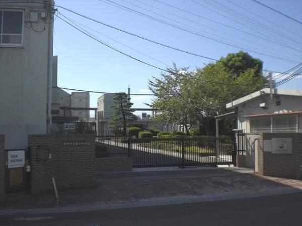 Junior high school. 460m until the sixth junior high school