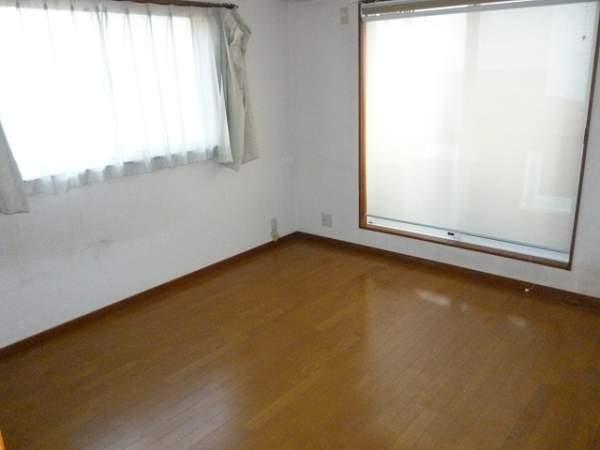 Non-living room. It is south of the bright Western-style