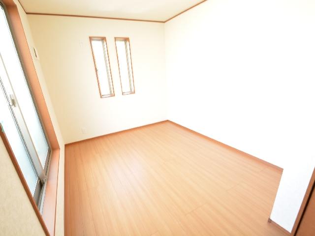 Non-living room. Second floor bedroom 6.5 Pledge