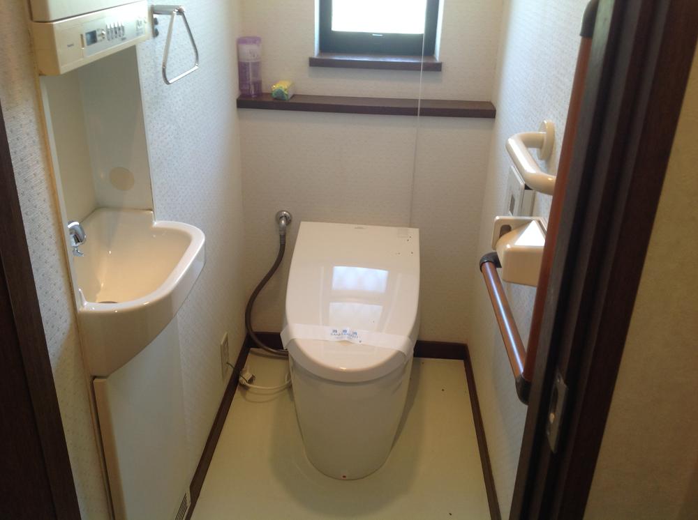 Toilet. Indoor (10 May 2013) Shooting