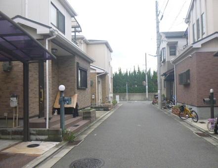 Local photos, including front road. We are facing on the west side. Road width is about 4.5m