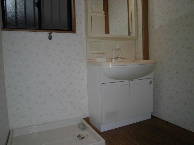 Wash basin, toilet. With under-floor storage! 