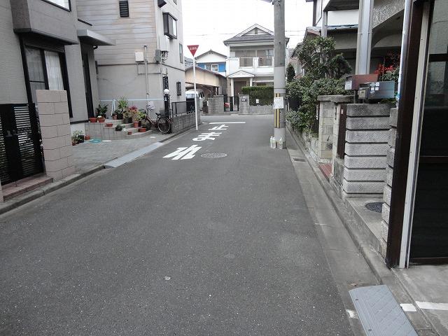 Local photos, including front road. Frontal road