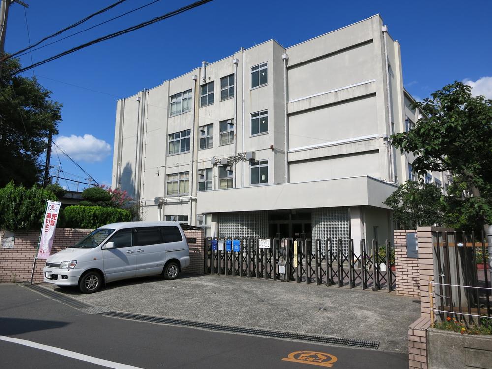 Primary school. 464m to Takatsuki Municipal Nyoze Elementary School