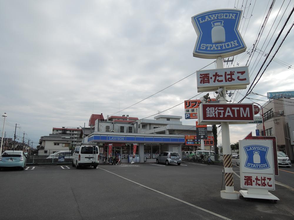 Convenience store. 719m until Lawson Takatsuki Nyoze the town shop