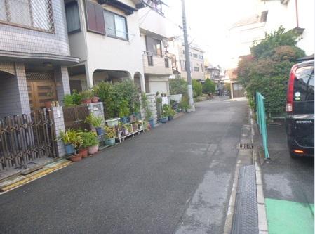 Local appearance photo. Please use the bus from Hankyu Takatsuki-shi Station.  [Lawn Nishiguchi] Walk is about 5 minutes from the bus stop. 