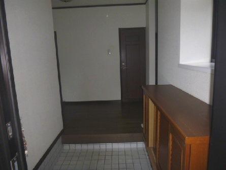 Entrance. With a shoe box! 