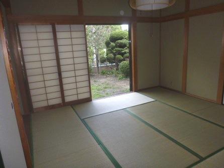 Non-living room. Japanese-style room is the size of about 8 quires clear! 