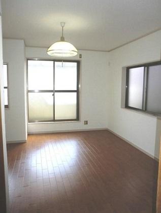 Non-living room. About 8 pledge Western-style: Since we have secured a 3 Men'irodori light, It is very bright!