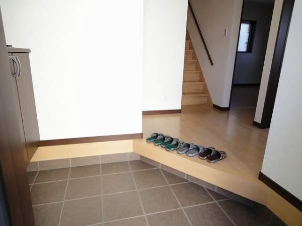 Entrance. A spacious entrance