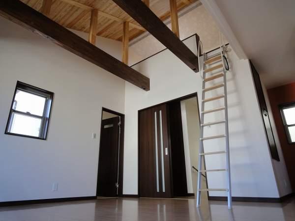 Living. There is a feeling of opening by further gradient ceiling