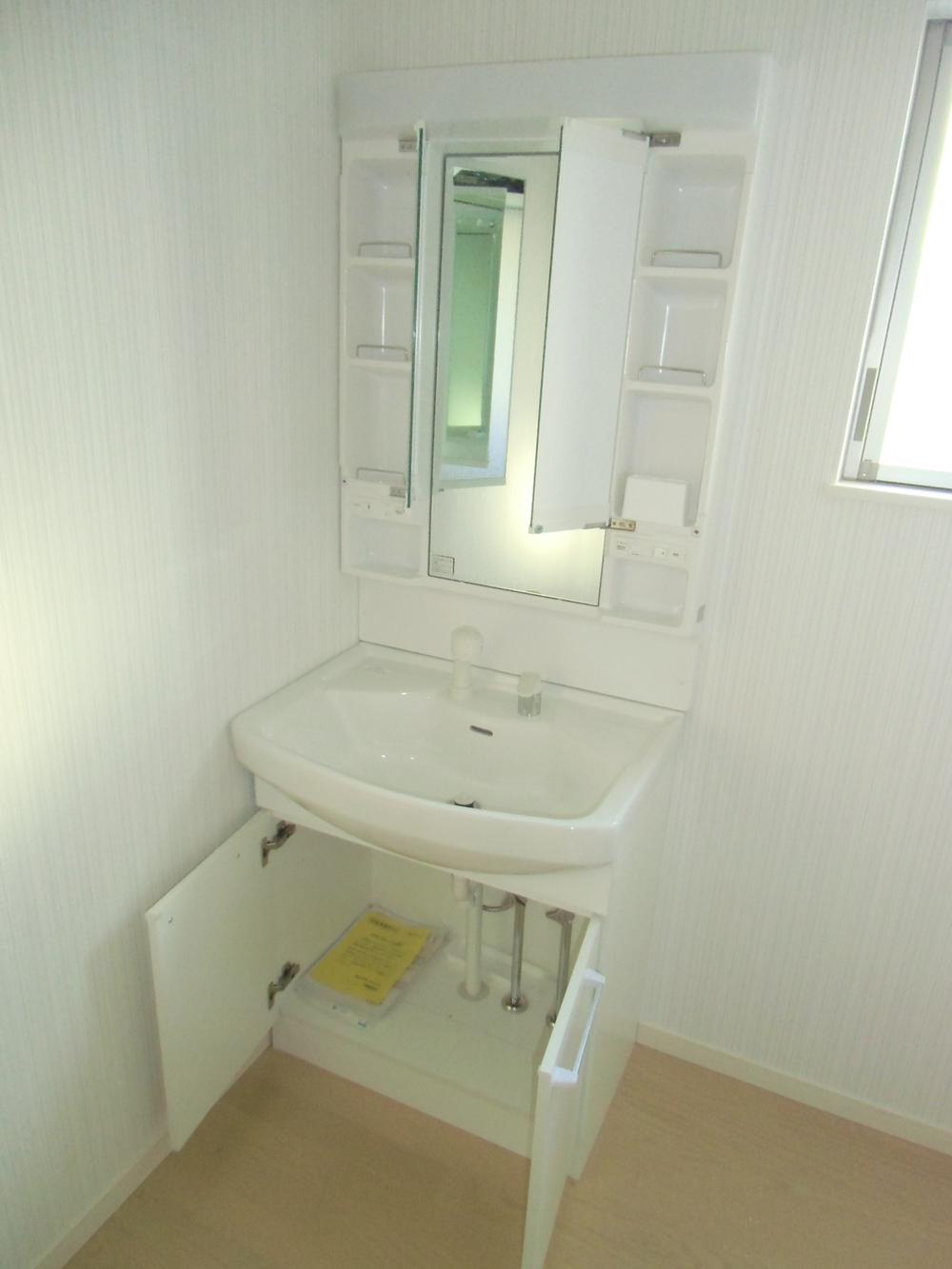 Wash basin, toilet. Indoor (12 May 2013) Shooting