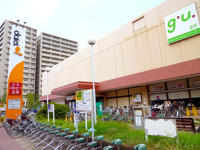 Shopping centre. Gee You Daiei Settsu to Tomita shop 1152m gu Daiei Settsu Tomita shop