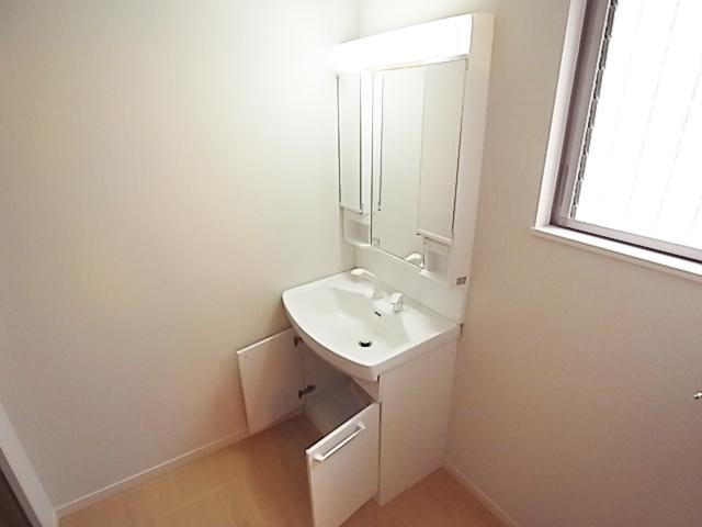 Wash basin, toilet. Washstand storage enhancement