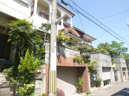 Local appearance photo. There is a shuttered garage. High roof vehicles are not permitted to stop you.