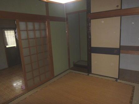 Living. Dining kitchen next to the Japanese-style room.