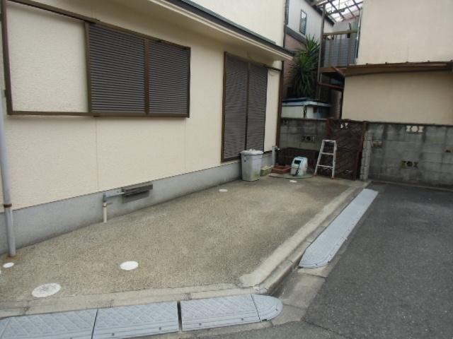 Local appearance photo. Per car parking Allowed! 