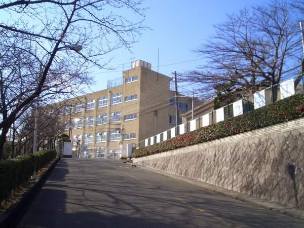Junior high school. 520m until the ninth junior high school