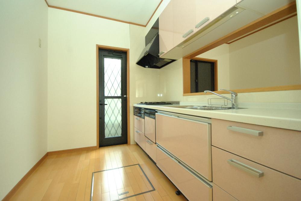 Kitchen. Indoor (12 May 2013) Shooting