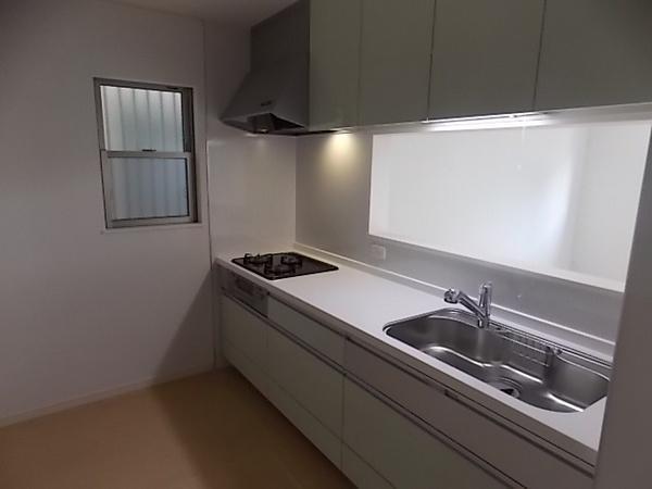 Kitchen. Why do not the children and cooking, easy-to-use wide type of kitchen