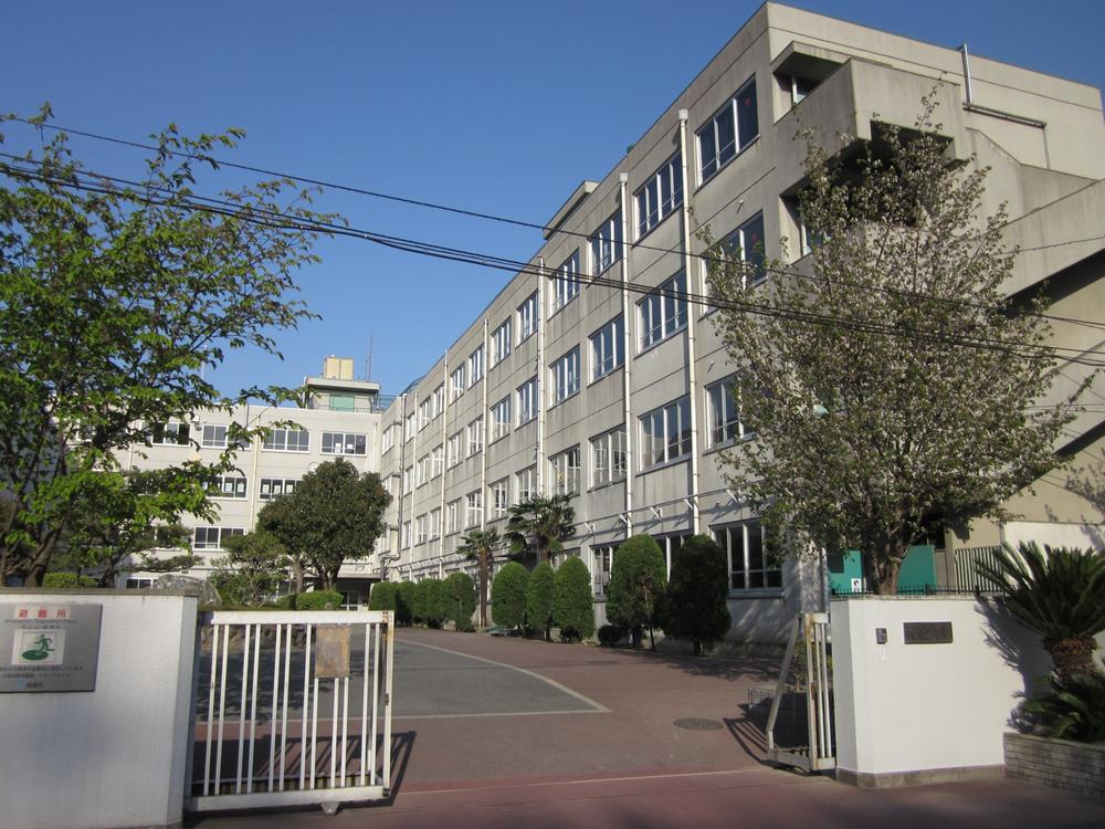 Junior high school. 1052m to Takatsuki Municipal Abuno junior high school