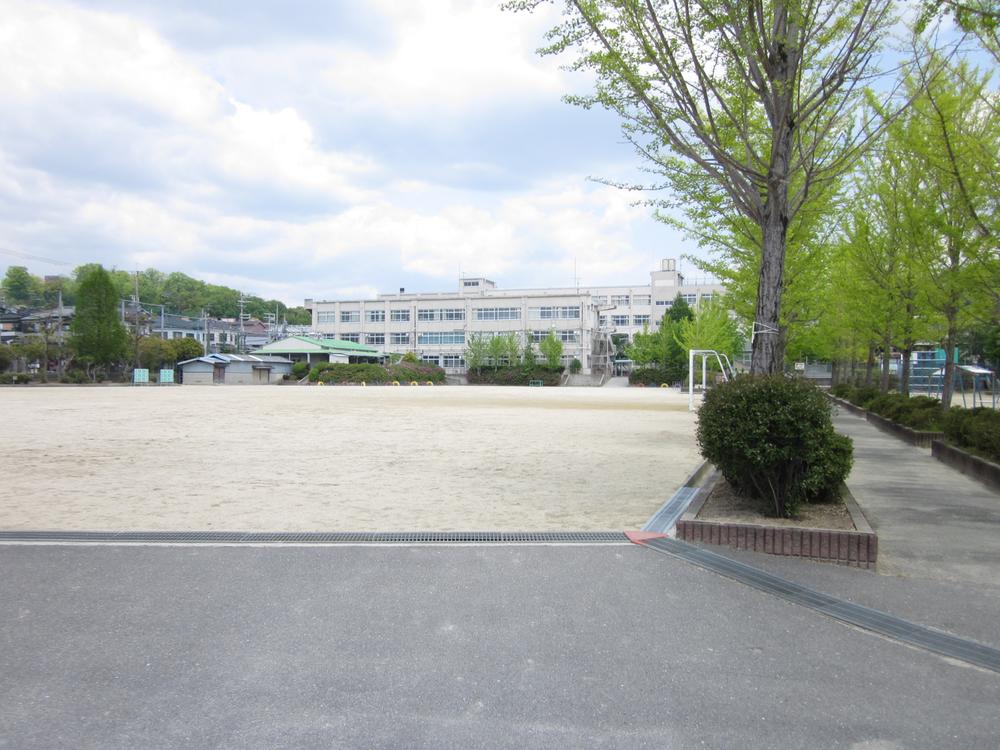 Primary school. 364m to Takatsuki Municipal Abuno Elementary School