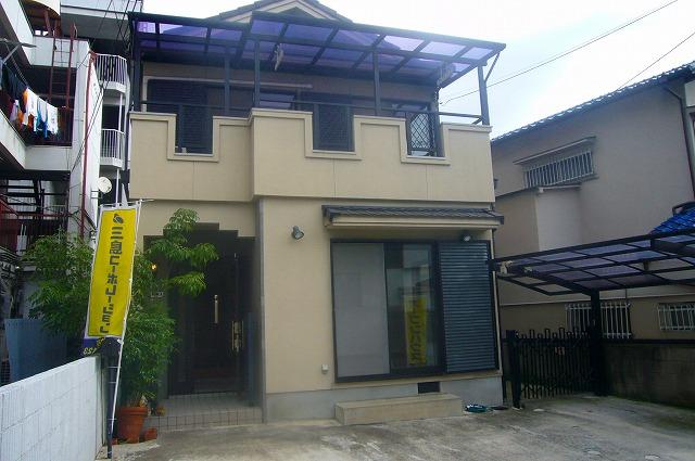 Local appearance photo. Parking space There are three cars!