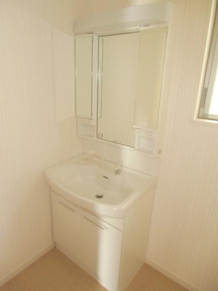 Wash basin, toilet. Hectic morning in the lavatory of the room also