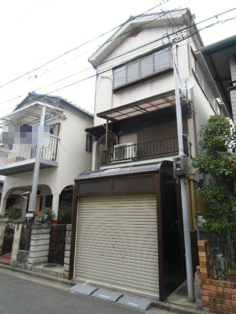 Local appearance photo. Shuttered garage! 