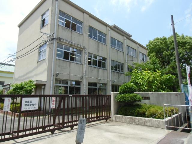 Primary school. 1236m to Takatsuki Tatsuiwa hand Elementary School