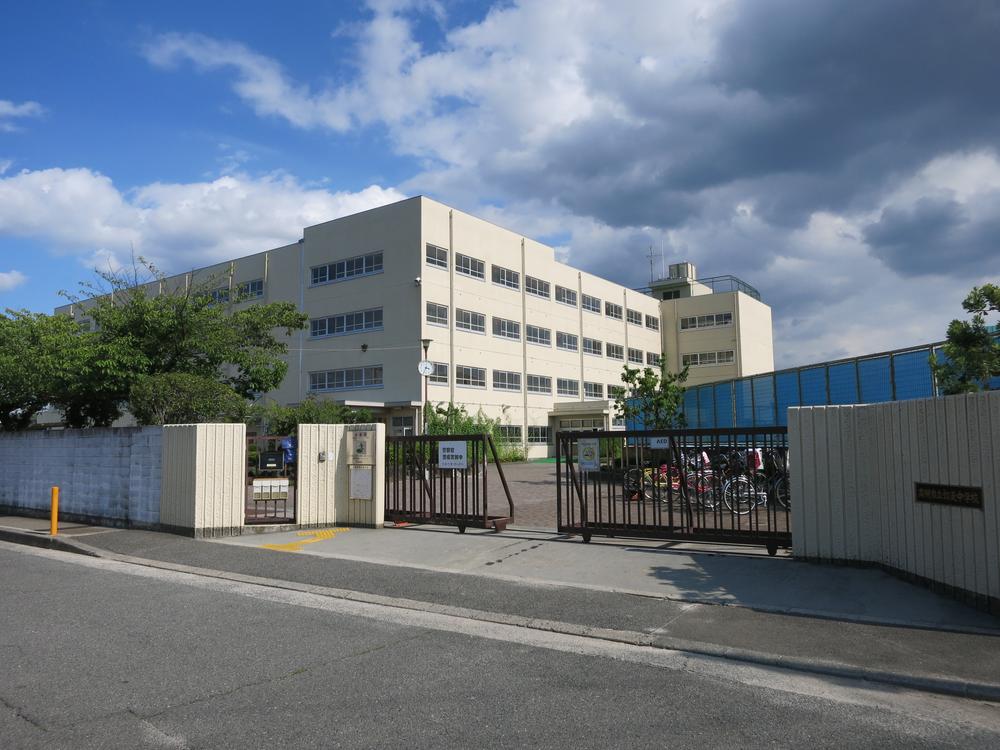 Junior high school. 514m to Takatsuki Municipal Nyoze junior high school