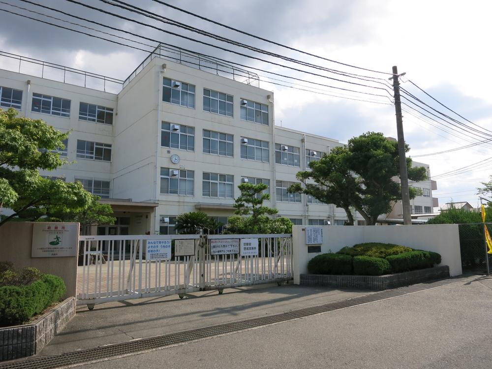 Primary school. Takatsuki Municipal five hundred living up to elementary school 829m