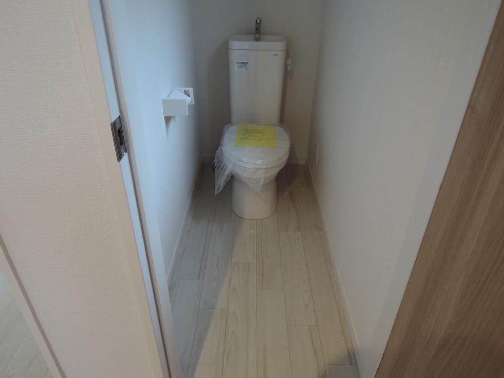 Toilet. Indoor (10 May 2013) Shooting