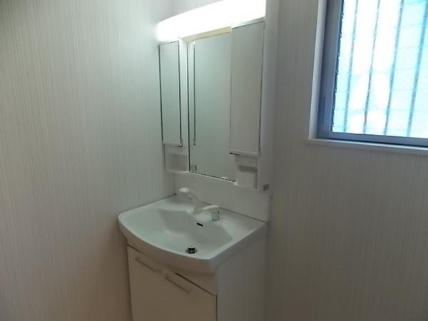 Wash basin, toilet. Directing the room is fine basin space