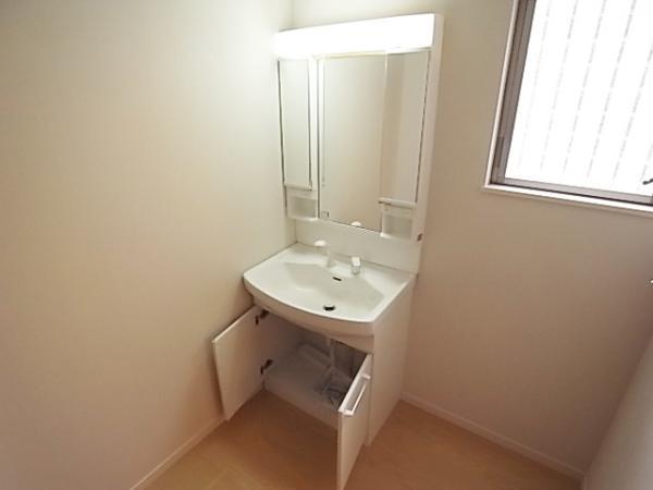 Wash basin, toilet. High-quality space is directing the room