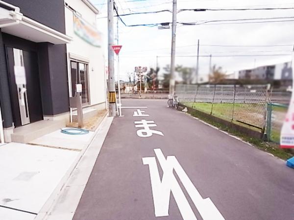 Local photos, including front road. Parking is also smooth over the entire surface road spacious