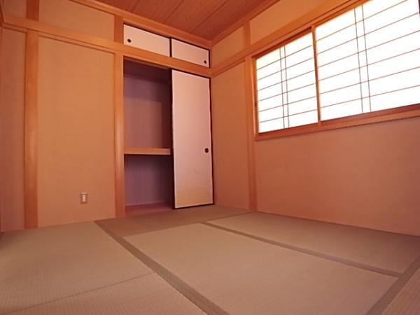 Non-living room. Bright and spacious Japanese-style room