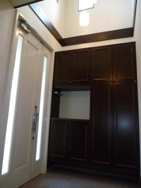 Entrance. There is a vaulted ceiling in the entrance. 