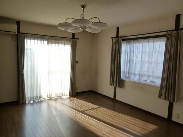 Living. The living room is a 10-tatami room. South, There is the opening on the west side.  Furniture, etc. are not included in the sale. 