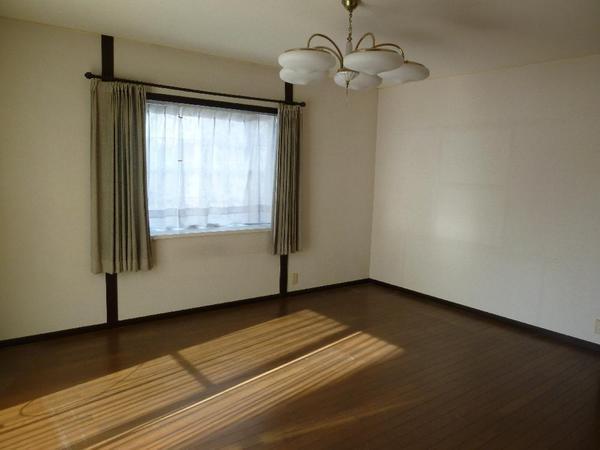 Living. The living room is a 10-tatami room. West side of the opening has become a bay window. 