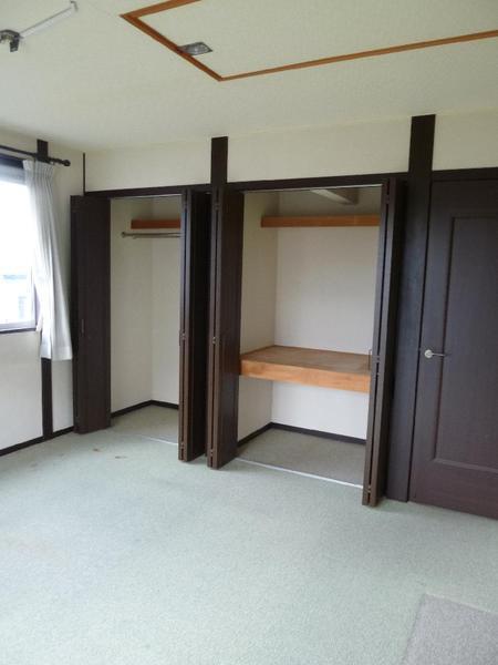 Non-living room. Southwest Western is 8 tatami. There is attic storage. 