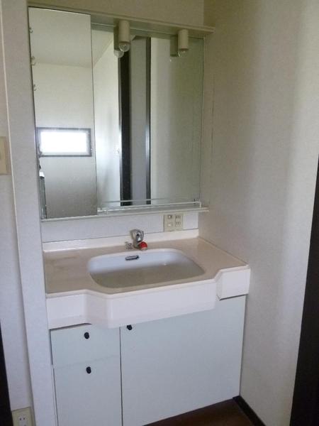 Wash basin, toilet. It is the second floor of the washroom. 