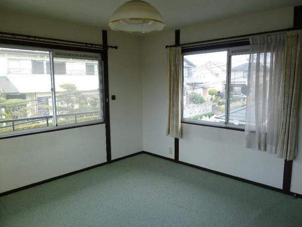 Non-living room. North Western-style is an 8-tatami room. In three directions is a bright room there is a window. 